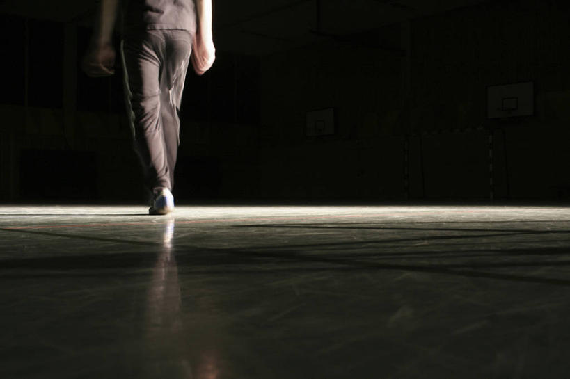 西方人,一个人,运动员,走,横图,室内,白天,运动服,欧洲,欧洲人,仅一个男性,仅一个人,阴影,服装,光线,影子,灯光,足球运动员,仅一个年轻男性,背面,衣服,服饰,衣着,穿着,衣饰,男人,男性,年轻男性,白种人,体育运动员,运动选手,步行,散步,走路,半身,彩图,运动装