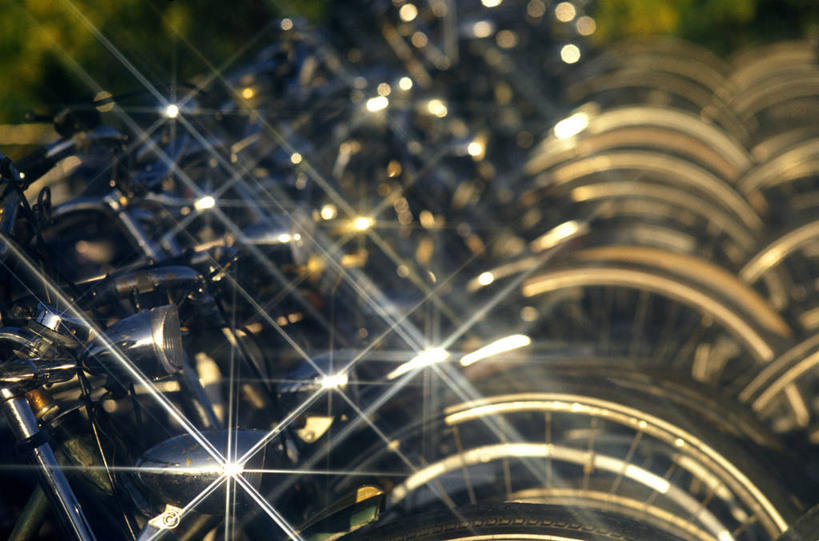 无人,停车场,横图,室外,白天,正面,摩托车,一排,许多,停靠,阴影,朦胧,模糊,整齐,光线,影子,很多,车,排列,阳光,交通工具,队列,停泊,载具,彩图,镜头光晕,透镜闪耀,眩光,泊车场