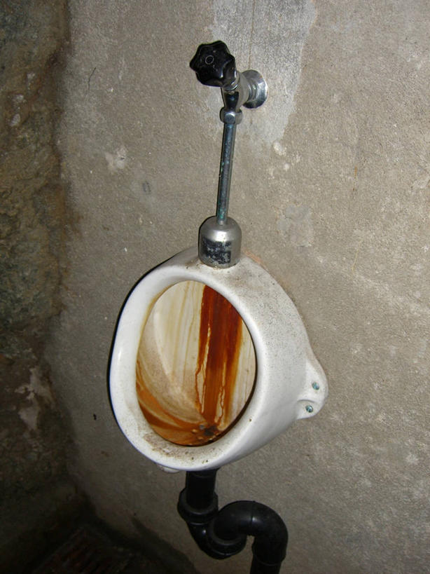 无人,竖图,俯视,室内,白天,卫生间,洗手间,墙,墙壁,墙面,一个,便捷,肮脏,单个,卫生,公厕,公共厕所,邋遢,方便,龌龊,污秽,恶浊,小便池,厕所,彩图,高角度拍摄,便池