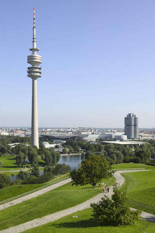 无人,高楼大厦,竖图,俯视,航拍,室外,白天,度假,草地,草坪,河流,美景,水,植物,城市风光,标志建筑,城市,大厦,地标,建筑,摩天大楼,德国,欧洲,阴影,光线,影子,河水,景观,水流,首都,娱乐,建设,柏林,草,树,树木,蓝色,绿色,蓝天,天空,阳光,自然,天,享受,休闲,景色,放松,生长,晴朗,成长,西欧,鸟瞰,电视塔,万里无云,德意志联邦共和国,柏林州,柏林电视塔,亚历山大广场,晴空,晴空万里,彩图,高角度拍摄,大楼,高层建筑,高楼,摩天楼,米特区