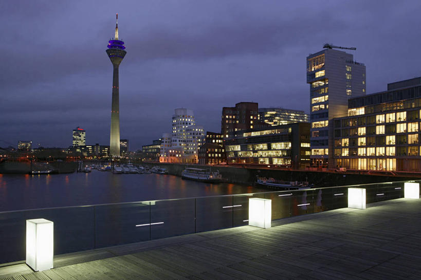 无人,家,高楼大厦,栏杆,横图,室外,夜晚,正面,度假,河流,美景,水,城市风光,标志建筑,城市,大厦,地标,建筑,路灯,摩天大楼,夜景,照明,德国,欧洲,阴影,光线,影子,房屋,屋子,河水,景观,水流,公寓,围栏,灯光,首都,娱乐,建设,洋房,护栏,楼房,柏林,住宅,灯,享受,休闲,景色,放松,照亮,照明设备,西欧,电视塔,德意志联邦共和国,柏林州,柏林电视塔,亚历山大广场,彩图,房子,大楼,高层建筑,高楼,摩天楼,米特区