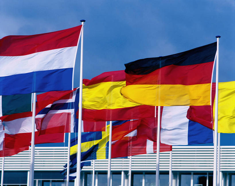 无人,横图,室外,白天,仰视,旗帜,国旗,许多,阴影,飘扬,光线,影子,云,云朵,很多,云彩,蓝色,白云,蓝天,天空,阳光,天,晴朗,飘逸,飞扬,旗,晴空,彩图,低角度拍摄,万国旗