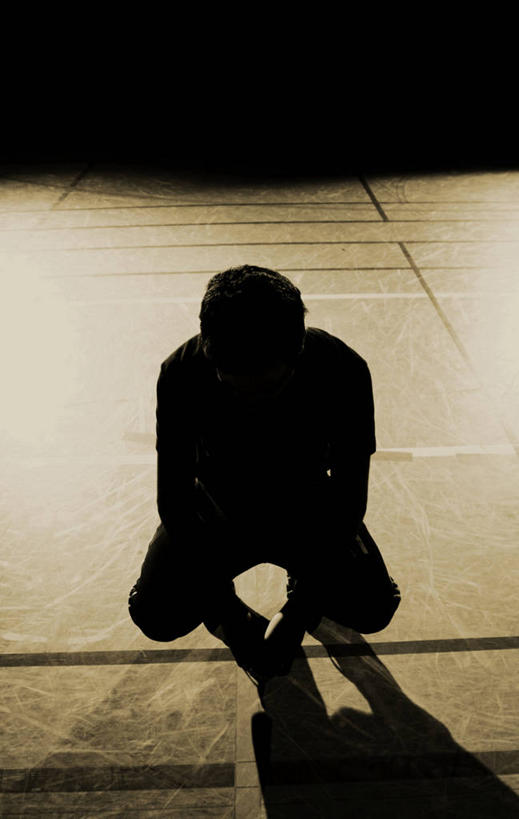 西方人,一个人,运动员,蹲,竖图,室内,白天,正面,运动服,欧洲,欧洲人,仅一个男性,仅一个人,阴影,服装,光线,影子,灯光,背光,足球运动员,仅一个年轻男性,衣服,服饰,衣着,穿着,逆光,衣饰,男人,男性,年轻男性,白种人,体育运动员,运动选手,蹲着,半身,彩图,运动装