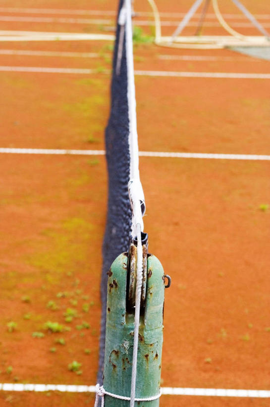 无人,栏杆,竖图,俯视,室内,白天,生锈,球场,网球场,围栏,球网,破坏,场地,护栏,破损,腐蚀,侵蚀,损坏,腐化,锈迹斑斑,网球球网,彩图,高角度拍摄,网球场地