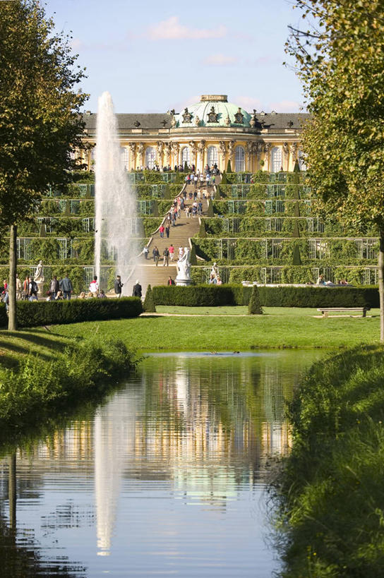 无人,宫殿,竖图,室外,白天,正面,旅游,度假,草地,草坪,名胜古迹,水,植物,标志建筑,地标,建筑,喷泉,德国,欧洲,阴影,波纹,飞溅,遗迹,溅,光线,液体,影子,堡垒,城堡,池塘,景观,水池,水滴,云,云朵,涟漪,云彩,古迹,文化,文物,娱乐,建设,古建筑,水珠,草,树,树木,蓝色,绿色,白云,倒影,蓝天,水纹,天空,阳光,自然,波浪,天,品味,享受,休闲,旅游胜地,放松,生长,晴朗,成长,倒映,宫廷,西欧,要塞,喷洒,水景,古文明,德意志联邦共和国,首府,水晕,美观,王宫,勃兰登堡,勃兰登堡州,反照,波茨坦,无忧宫,设防,设计,晴空,彩图,皇宫