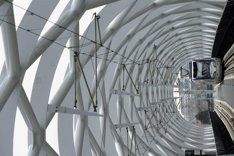 无人,栏杆,横图,室内,白天,正面,路,铁路,汽车,电车,阴影,光线,影子,围栏,轨道,交通,铁轨,护栏,车,阳光,交通工具,运输,载具,无轨电车,彩图