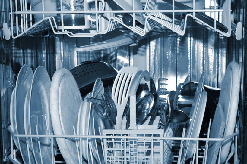 无人,横图,室内,特写,白天,正面,厨房,静物,餐具,一排,许多,阴影,整齐,反射,电器,碟子,盘,影子,勺子,很多,厨房用品,置物架,架子,排列,盘子,调羹,碟,汤匙,家电,家用电器,洗碗机,队列,陈列架,搁架,清洗,洗涤,彩图,灶间