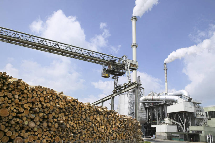 无人,工厂,横图,室外,白天,仰视,烟囱,一排,许多,阴影,整齐,光线,影子,云,云朵,树桩,很多,云彩,树,树干,排列,蓝色,白云,蓝天,天空,阳光,天,木桩,晴朗,堆,污染,危害,队列,有害,环境污染,晴空,彩图,低角度拍摄,工地,制造厂,大气污染