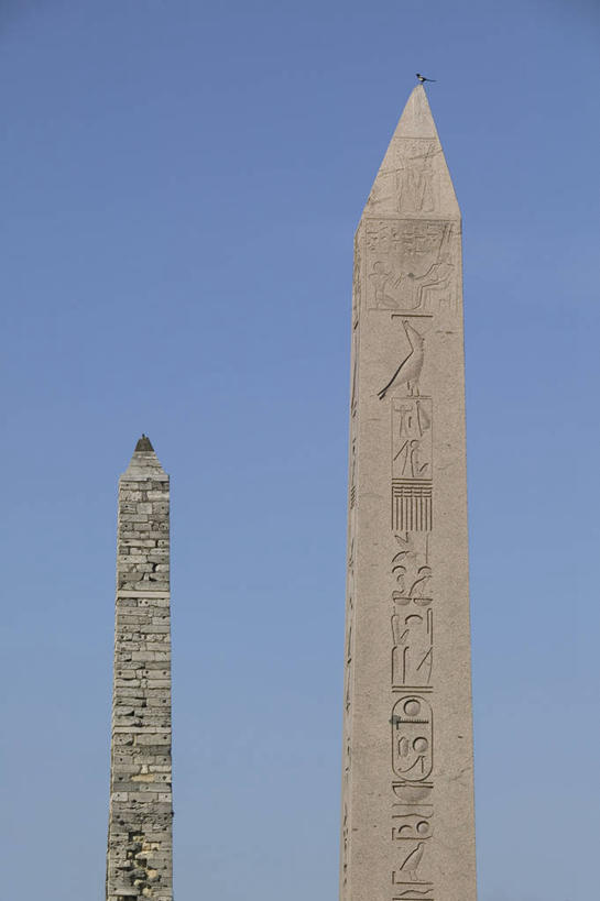无人,竖图,室外,白天,正面,旅游,度假,名胜古迹,标志建筑,地标,建筑,雕塑,土耳其,亚洲,阴影,遗迹,艺术,装饰,光线,雕刻,雕像,影子,纪念碑,首都,古迹,文物,娱乐,建设,古建筑,石雕,石刻,两个,蓝色,蓝天,天空,阳光,石碑,工艺品,天,享受,休闲,旅游胜地,放松,晴朗,纪念,美术,方尖碑,主题,西亚,陈列,古文明,伊斯坦布尔,万里无云,功能,美学,晴空,晴空万里,彩图,土耳其共和国