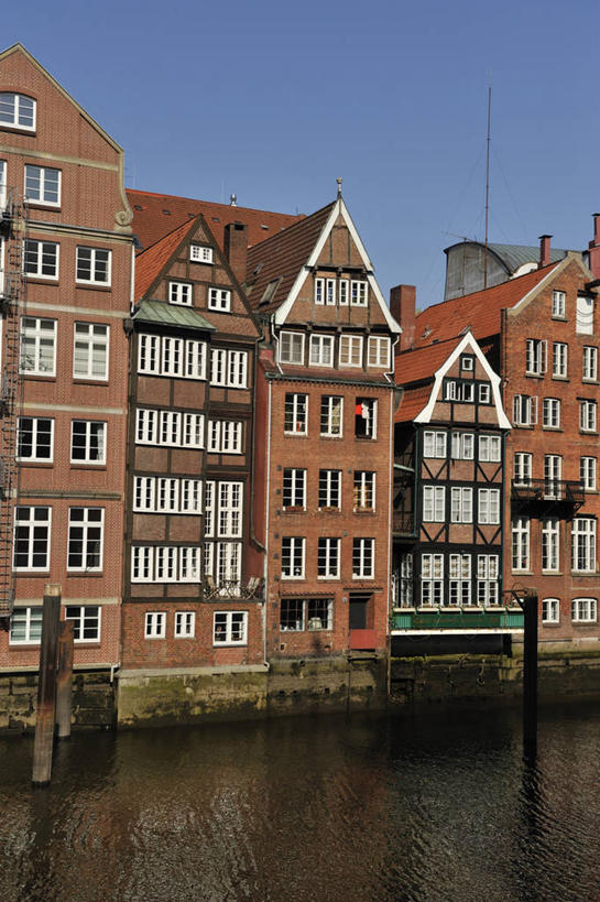 无人,家,竖图,室外,白天,正面,度假,烹饪,西餐,河流,美景,水,窗户,城市风光,城市,许多,阴影,光线,影子,房屋,屋子,河水,景观,水流,汉堡,料理,食品,很多,娱乐,菜肴,美食,楼房,玻璃窗,住宅,食物,排列,蓝色,蓝天,天空,阳光,快餐,天,享受,休闲,景色,放松,西式,佳肴,晴朗,队列,西式快餐,垃圾食品,万里无云,晴空,晴空万里,彩图,房子