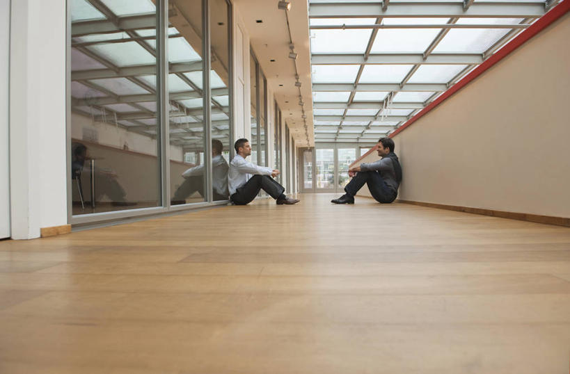 西方人,两个人,商务人士,商务男性,坐,笑,微笑,露齿笑,横图,室内,白天,侧面,鞋,衬衫,窗户,地板,天花板,鞋子,照明,欧洲,欧洲人,阴影,套装,光线,影子,墙,天窗,走道,走廊,过道,灯光,皮革,地面,注视,顶灯,木地板,玻璃窗,相视,墙壁,墙面,灯,灰色,灯具,观察,看,面对面,抱膝,观看,对视,照亮,察看,互视,照明设备,关注,相对,商务装,工薪阶层,相看,男人,男性,中年男性,白种人,白领,上班族,屈膝,坐着,彩图,全身,衬衣,皮鞋