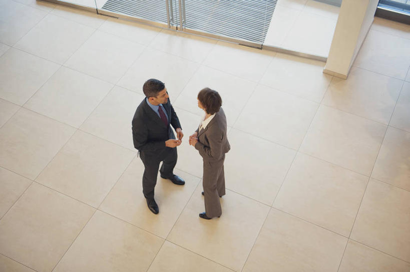 西方人,两个人,同事,商务人士,商务男性,商务女性,站,横图,俯视,室内,白天,鞋,衬衫,成功,合作,团队,集体,信心,鞋子,欧洲,欧洲人,阴影,套装,反射,瓷砖,地砖,影子,领带,皮革,地面,注视,队伍,相视,灰色,观察,看,站着,面对面,观看,对视,察看,领导,互视,象征,庄重,成就,关注,相对,商务装,身份,合伙,领袖,工薪阶层,相看,正式,地位,男人,男性,女人,女性,中年男性,中年女性,白种人,白领,上班族,站立,彩图,高角度拍摄,全身,衬衣,皮鞋