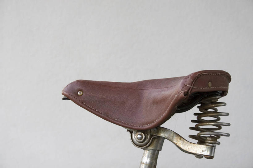 无人,横图,室内,特写,白天,正面,静物,阴影,灰色背景,反射,影子,坐垫,褐色,一个,灰色,垫子,摄影,影棚,单个,彩图,影棚拍摄,拍摄,自行车坐垫