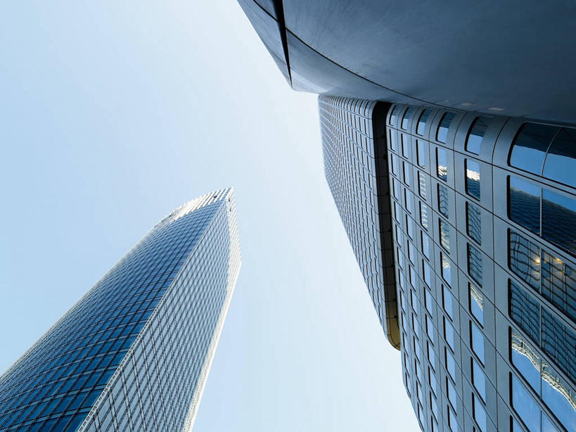 无人,高楼大厦,横图,室外,白天,仰视,旅游,度假,窗户,落地窗,标志建筑,大厦,地标,建筑,摩天大楼,德国,欧洲,许多,阴影,光线,影子,很多,娱乐,建设,玻璃窗,排列,蓝色,蓝天,天空,阳光,天,享受,休闲,旅游胜地,放松,晴朗,西欧,队列,万里无云,德意志联邦共和国,法兰克福,法兰克福市,黑森州,德国商业银行,晴空,晴空万里,彩图,低角度拍摄,大楼,高层建筑,高楼,摩天楼