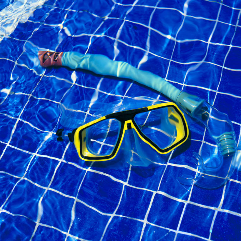 游泳,无人,游泳池,方图,俯视,室内,特写,白天,锻炼,运动,水,阴影,反射,潜水镜,影子,泳镜,水池,水面,泳池,潜水,呼吸管,潜水装备,面镜,浮潜,潜水运动,体育,彩图,高角度拍摄,健身