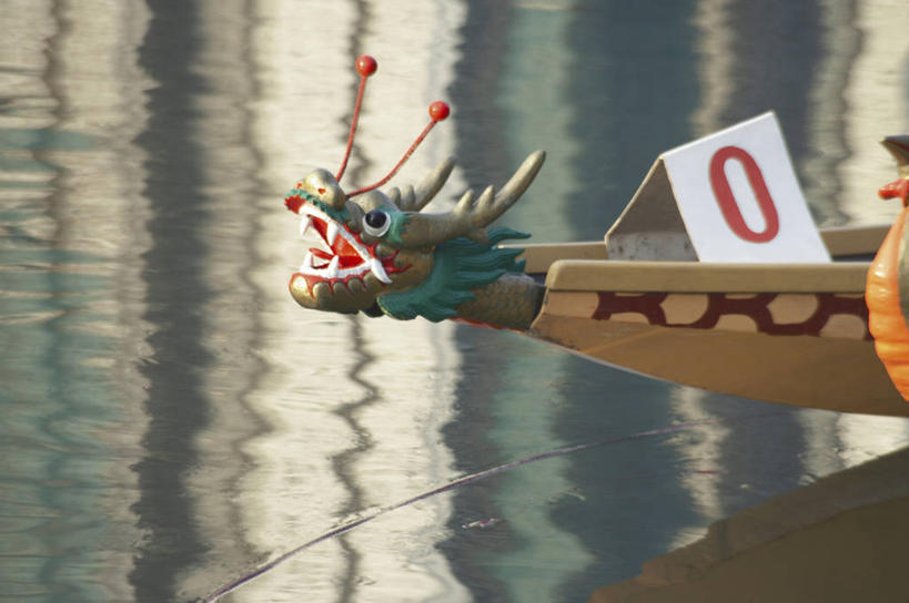 无人,横图,室外,特写,白天,正面,成功,河流,水,船,端午节,阴影,波纹,节日,朦胧,模糊,庆祝,光线,龙,标志,数字,文字,影子,字符,河水,水流,木船,涟漪,文化,标识,倒影,水纹,阳光,交通工具,波浪,祈祷,庆典,许愿,宗教,阿拉伯数字,龙舟,信仰,纪念,祈求,祭奠,祭祀,倒映,舟,高贵,载具,图腾,传说,赛龙舟,水晕,祥瑞,灵兽,权势,尊荣,敬拜,反照,端阳节,五月节,午日节,幸运,祭司,彩图