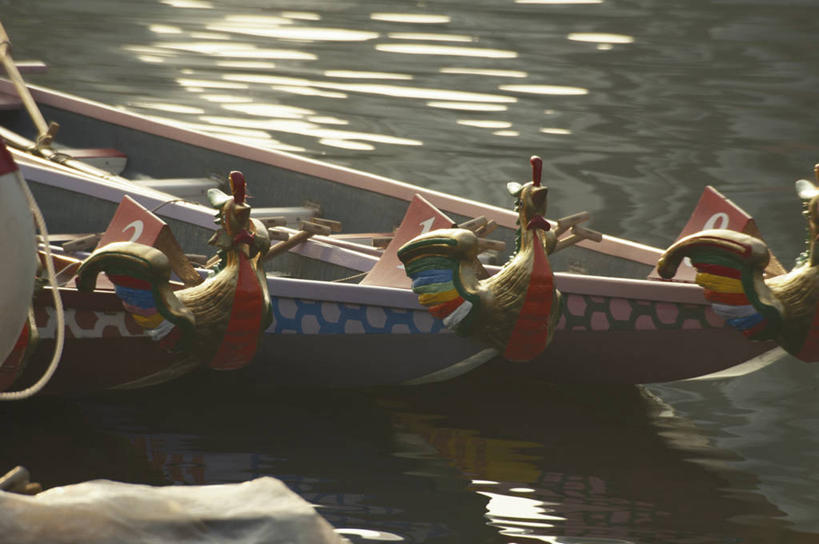 无人,横图,俯视,室外,白天,成功,河流,水,船,端午节,一排,阴影,波纹,节日,庆祝,整齐,光线,龙,影子,河水,水流,木船,涟漪,文化,排列,倒影,水纹,阳光,交通工具,波浪,祈祷,庆典,许愿,宗教,龙舟,信仰,纪念,祈求,祭奠,祭祀,倒映,舟,队列,高贵,载具,图腾,传说,赛龙舟,水晕,祥瑞,灵兽,权势,尊荣,敬拜,反照,端阳节,五月节,午日节,幸运,祭司,彩图,高角度拍摄