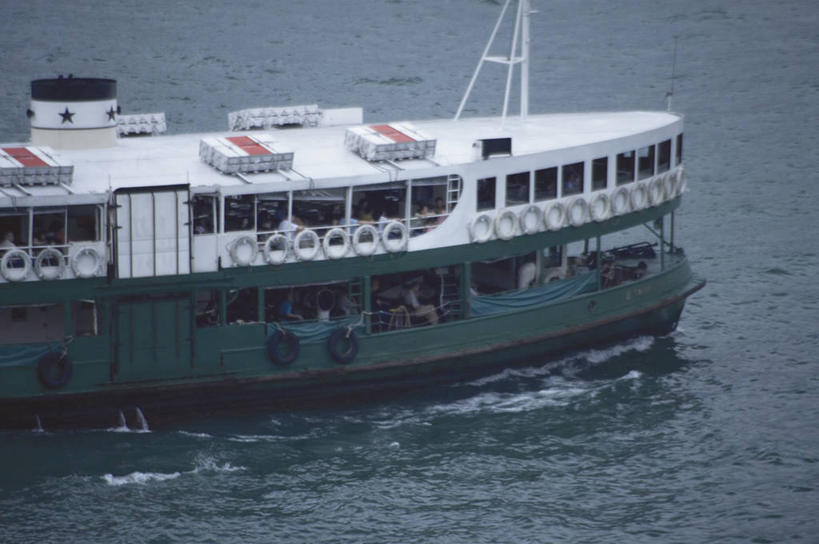 东方人,码头,站,横图,俯视,室外,白天,度假,海浪,海洋,美景,城市风光,城市,港口,轮船,船,香港,中国,亚洲,行人,游客,游人,服装,景观,浪花,许多人,注视,休闲装,黄种人,娱乐,路人,旅客,衣服,海水,交通工具,观察,看,站着,一群人,享受,休闲,休闲服,景色,放松,服饰,观看,港,察看,关注,载具,海景,东亚,九龙,尖沙咀,香港特别行政区,港澳台,中华人民共和国,九龙半岛,过客,油尖旺区,尖沙嘴,男人,男性,年轻男性,年轻女性,女人,女性,亚洲人,大海,风浪,海,海水的波动,近岸浪,涌浪,站立,半身,彩图,高角度拍摄,摆渡口,埠头,渡口,渡头,港湾,海港,货运码头,口岸,商港,尖沙咀天星码头