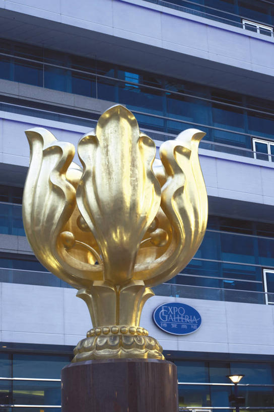 无人,高楼大厦,竖图,室外,白天,仰视,度假,美景,城市风光,城市,大厦,建筑,摩天大楼,雕塑,香港,中国,亚洲,艺术,装饰,雕刻,雕像,景观,娱乐,建设,工艺品,享受,休闲,景色,放松,纪念,美术,港,主题,陈列,东亚,香港会议展览中心,湾仔,金紫荆广场,香港特别行政区,港澳台,中华人民共和国,功能,美学,湾仔区,金紫荆花广场,香港会展中心,香港金紫荆广场,彩图,低角度拍摄,大楼,高层建筑,高楼,摩天楼