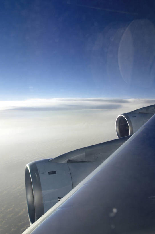 无人,竖图,室外,特写,白天,正面,机器,飞机,阴影,光线,影子,云,云朵,风扇,交通,云彩,航空,蓝色,白云,蓝天,天空,阳光,交通工具,天,机械,运输,晴朗,部件,载具,涡轮,喷气式飞机,晴空,彩图