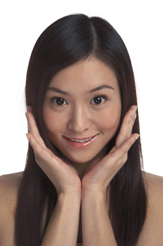 东方人,脸,头,脸颊,脖子,手,头发,一个人,笑,微笑,露齿笑,竖图,室内,特写,白天,白色背景,正面,亚洲,双手,仅一个年轻女性,仅一个女性,仅一个人,撑,托腮,注视,黄种人,裸露,肩膀,黑色,观察,看,托,手部,摄影,影棚,观看,察看,毛发,关注,托下巴,裸,双手托腮,年轻女性,女人,女性,亚洲人,头部,长发,直发,脖,颈,颈部,脸部,脸蛋,面部,半身,彩图,影棚拍摄,拍摄