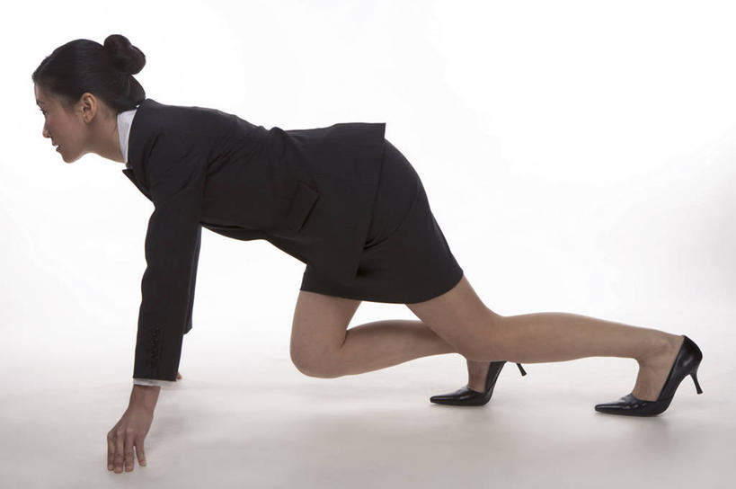 东方人,一个人,商务人士,商务女性,俯卧撑,横图,室内,白天,白色背景,侧面,亚洲,仅一个年轻女性,仅一个女性,仅一个人,撑,套装,注视,黄种人,观察,看,摄影,影棚,观看,察看,撑着,关注,商务装,工薪阶层,年轻女性,女人,女性,亚洲人,白领,上班族,伏地挺身,彩图,全身,影棚拍摄,拍摄,掌上压