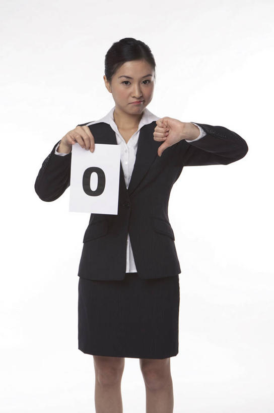 东方人,一个人,商务人士,商务女性,站,竖图,室内,白天,白色背景,正面,亚洲,仅一个年轻女性,仅一个女性,仅一个人,握,套装,英文,标志,文字,纸,字符,字母,纸张,拿,拿着,注视,黄种人,标识,白纸,观察,看,手势,站着,竖,握着,摄影,影棚,观看,翘,英文字母,察看,鄙视,关注,商务装,工薪阶层,藐视,讽刺,蔑视,嘲笑,朝下,年轻女性,女人,女性,亚洲人,大拇指,白领,上班族,站立,半身,彩图,影棚拍摄,拍摄,向下