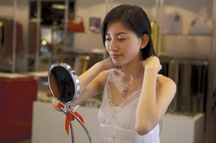 东方人,一个人,商店,站,笑,微笑,横图,室内,白天,正面,化妆,美容,镜子,项链,吊带,亚洲,仅一个年轻女性,仅一个女性,仅一个人,戴,握,服装,朦胧,模糊,反射,拿,拿着,注视,吊带衫,黄种人,商铺,顾客,装饰品,衣服,化妆镜,饰品,首饰,观察,看,站着,握着,服饰,观看,镜像,戴着,察看,衣着,镜面,穿着,关注,首饰店,珠宝店,光学,市肆,商号,衣饰,主顾,年轻女性,女人,女性,亚洲人,站立,半身,彩图,店铺