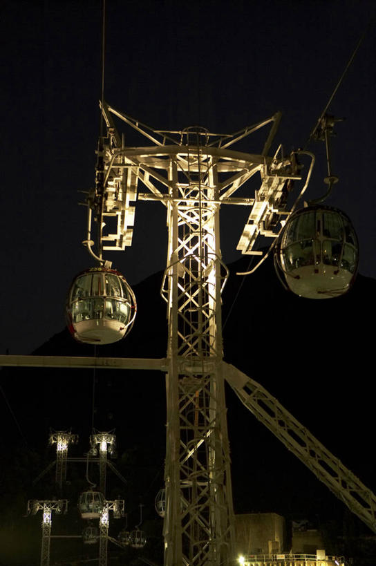 无人,游乐园,竖图,室外,夜晚,仰视,度假,美景,城市风光,城市,夜景,游乐场,香港,中国,亚洲,阴影,光线,影子,景观,灯光,娱乐,缆车,交通工具,享受,休闲,景色,放松,港,东亚,索道,香港岛,香港特别行政区,港澳台,中华人民共和国,乐园,主题公园,缆索铁路,港岛,彩图,低角度拍摄,人造公园,主题乐园,黄竹坑,香港海洋公园