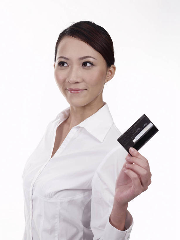 东方人,一个人,商务人士,商务女性,站,笑,微笑,竖图,室内,白天,白色背景,侧面,信用卡,亚洲,仅一个年轻女性,仅一个女性,仅一个人,套装,化学,扭头,注视,黄种人,刺激,观察,看,站着,转头,卡,储蓄卡,摄影,影棚,观看,腐蚀,气体,察看,关注,商务装,工薪阶层,无色,银行卡,年轻女性,女人,女性,亚洲人,白领,上班族,站立,半身,彩图,影棚拍摄,拍摄,氨,氨气