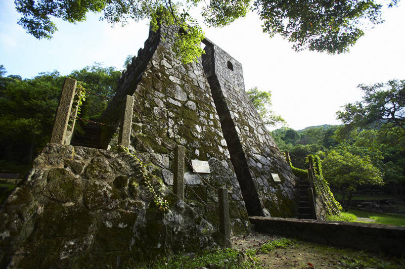 无人,教堂,横图,室外,白天,仰视,旅游,度假,草地,草坪,石头,名胜古迹,植物,标志建筑,地标,建筑,香港,中国,亚洲,阴影,节日,遗迹,光线,石子,影子,墙,青苔,苔藓,古迹,文化,文物,娱乐,建设,古建筑,墙壁,墙面,草,树,树木,蓝色,绿色,蓝天,天空,阳光,自然,天,祈祷,享受,休闲,健康,旅游胜地,放松,许愿,宗教,信仰,生长,晴朗,成长,纪念,祈求,港,信念,古文明,东亚,新界,万里无云,香港特别行政区,港澳台,中华人民共和国,平安,石块,晴空,晴空万里,彩图,低角度拍摄,大教堂,礼拜堂,西贡区