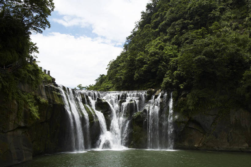 无人,横图,室外,白天,正面,旅游,度假,河流,石头,美景,瀑布,森林,山,山脉,树林,水,植物,台湾,中国,亚洲,阴影,飞溅,溅,光线,石子,液体,影子,河水,景观,山峰,水滴,水流,云,云朵,山峦,云彩,娱乐,水珠,树,树木,蓝色,绿色,白云,蓝天,天空,小溪,阳光,自然,群山,天,溪水,享受,休闲,景色,放松,生长,晴朗,成长,喷洒,自然风光,东亚,台北县,港澳台,中华人民共和国,台湾省,新北,新北市,跌水,石块,晴空,彩图,平溪区,十分瀑布,台