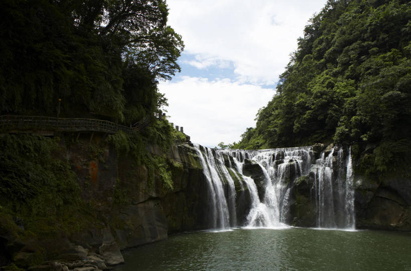 无人,横图,室外,白天,正面,旅游,度假,河流,石头,美景,瀑布,森林,山,山脉,树林,水,植物,台湾,中国,亚洲,阴影,飞溅,溅,光线,石子,液体,影子,河水,景观,山峰,水滴,水流,云,云朵,山峦,云彩,娱乐,水珠,树,树木,蓝色,绿色,白云,蓝天,天空,小溪,阳光,自然,群山,天,溪水,享受,休闲,景色,放松,生长,晴朗,成长,喷洒,自然风光,东亚,台北县,港澳台,中华人民共和国,台湾省,新北,新北市,跌水,石块,晴空,彩图,平溪区,十分瀑布,台
