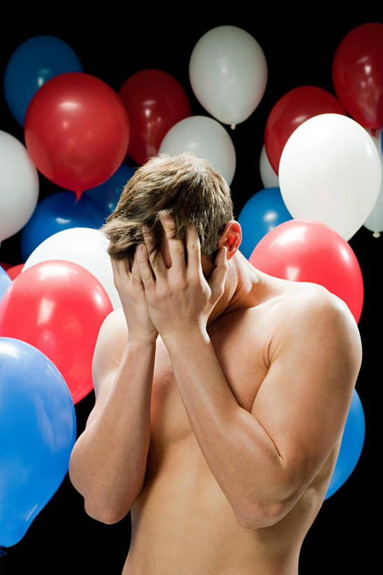 西方人,一个人,站,竖图,室内,白天,正面,游戏,失败,玩具,欧洲,欧洲人,仅一个男性,仅一个人,许多,黑色背景,沮丧,塑料,很多,玩,娱乐,裸露,仅一个年轻男性,红色,蓝色,白色,气球,塑料制品,站着,休闲,难受,充气玩具,橡胶,益智,无奈,遮,遮掩,摄影,影棚,活动,失望,悲伤,掩盖,伤心,遮挡,难过,发泄,消遣,智力,失落,裸,橡胶制品,遮盖,颓废,挫败,受挫,落败,落空,错过,失足,失意,失策,失算,颓丧,衰颓,悲哀,懊丧,颓靡,气馁,丧气,宣泄,掩饰,败北,挫折,失利,男人,男性,年轻男性,白种人,玩耍,嬉戏,站立,半身,彩图,影棚拍摄,拍摄