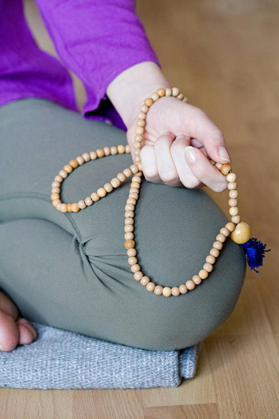 西方人,手,一个人,坐,盘腿,竖图,俯视,室内,特写,白天,地板,欧洲,欧洲人,仅一个年轻女性,仅一个女性,仅一个人,握,服装,朦胧,模糊,地面,拿,拿着,休闲装,木地板,蒲团,衣服,休闲,手部,休闲服,握着,服饰,单手,念珠,念佛珠,数珠,诵珠,蒲墩,圆座,年轻女性,女人,女性,白种人,盘腿而坐,盘膝,盘着腿的,盘着腿坐,双腿交叉,坐着,半身,彩图,高角度拍摄