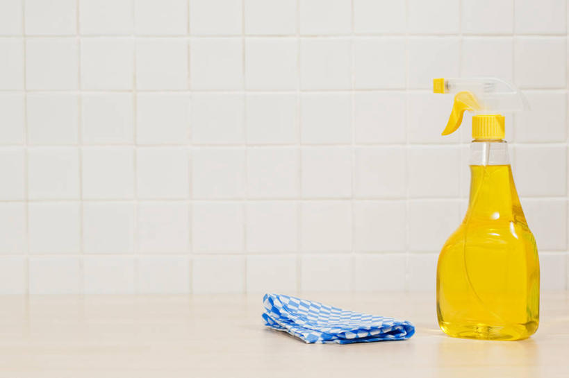 无人,横图,室内,特写,白天,正面,水,静物,纺织品,布,液体,水滴,织物,抹布,一个,黄色,瓶子,塑料制品,塑料瓶,单个,喷雾瓶,彩图,喷瓶