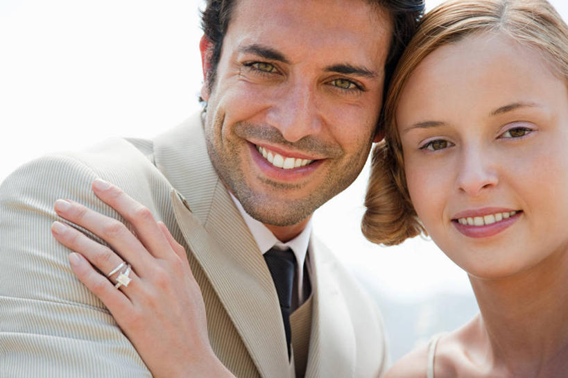 西方人,两个人,家庭,夫妻,新娘,新郎,站,抱,笑,微笑,露齿笑,横图,室外,特写,白天,正面,衬衫,西装,爱情,婚礼,快乐,欧洲,欧洲人,套装,正装,庆祝,领带,结婚,浪漫,依偎,注视,职业装,装饰品,戒指,饰品,首饰,观察,看,靠,靠着,倚靠,站着,温暖,温馨,喜庆,一家人,恩爱,搭,恋人,抱着,观看,纪念,信物,和睦,察看,搂着,倚着,权利,象征,庄重,搭着,关注,身份,依附,依赖,投靠,正式,地位,手饰,男人,男性,年轻男性,年轻女性,女人,女性,白种人,年轻人,夫妇,情侣,怀抱,搂,搂抱,相抱,拥抱,站立,半身,彩图,衬衣,高兴,伴侣,融洽