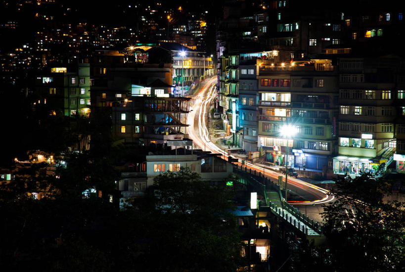 无人,家,高楼大厦,横图,俯视,室外,夜晚,长时间曝光,度假,办公楼,美景,植物,城市风光,城市,大厦,道路,建筑,路,路灯,摩天大楼,写字楼,夜景,公路,照明,印度,亚洲,阴影,光线,影子,房屋,屋子,景观,公寓,灯光,交通,娱乐,洋房,楼房,住宅,灯,树,树木,绿色,自然,楼宇,享受,休闲,商务楼,景色,放松,生长,成长,照亮,照明设备,南亚,曝光,首府,印度共和国,锡金,锡金邦,甘托克,马路,彩图,高角度拍摄,房子,大楼,高层建筑,高楼,摩天楼