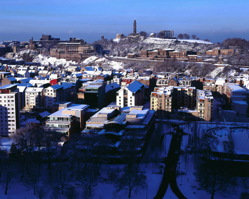 无人,家,横图,俯视,航拍,室外,白天,度假,美景,雪,植物,大雪,窗户,城市风光,城市,建筑,英国,欧洲,阴影,光线,瓦片,影子,房屋,墙,屋顶,屋子,积雪,景观,雪景,冬季,冬天,公寓,首都,顶棚,瓦,娱乐,洋房,楼房,苏格兰,玻璃窗,墙壁,墙面,住宅,树,树木,蓝色,绿色,蓝天,天空,阳光,自然,天,享受,休闲,景色,放松,寒冷,建造,生长,晴朗,成长,西欧,鸟瞰,大不列颠,屋瓦,大不列颠及北爱尔兰联合王国,万里无云,首府,严寒,苏格兰王国,爱丁堡,卡尔顿山,晴空,晴空万里,彩图,高角度拍摄,房子,爱丁堡新城,大不列颠王国,大英帝国,联合王国,日不落帝国