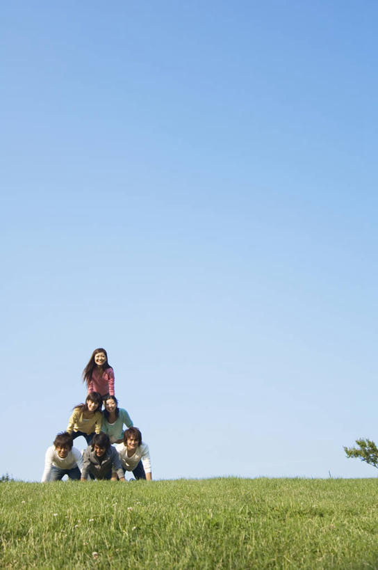 东方人,伙伴,朋友,叠罗汉,站,笑,微笑,露齿笑,竖图,室外,白天,仰视,游戏,友谊,成功,合作,团队,集体,信心,草地,草坪,植物,亚洲,五个人,表演,阴影,服装,光线,影子,许多人,玩,注视,休闲装,黄种人,娱乐,草,衣服,蓝色,绿色,蓝天,天空,阳光,天,观察,看,站着,一群人,休闲,休闲服,服饰,晴朗,观看,活动,察看,成就,发泄,关注,消遣,智力,万里无云,宣泄,技巧运动,体育活动,体育游戏,友情,男人,男性,年轻男性,年轻女性,女人,女性,亚洲人,晴空,晴空万里,玩耍,嬉戏,站立,彩图,低角度拍摄,全身