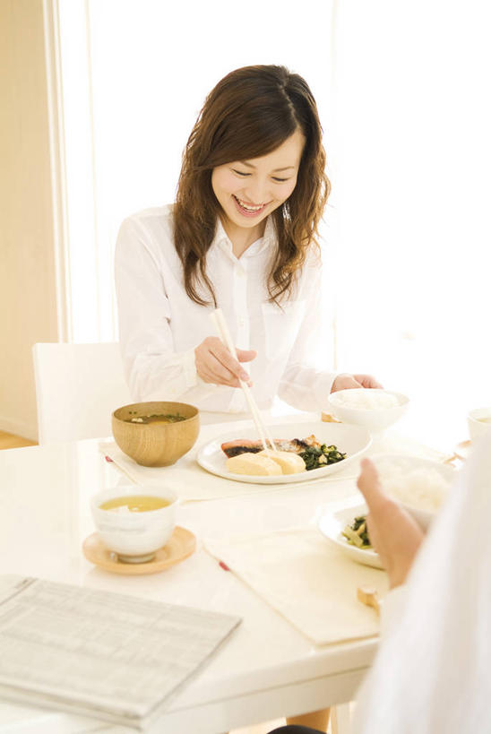 米饭,东方人,一个人,坐,笑,微笑,露齿笑,竖图,室内,白天,正面,烹饪,阅读,餐桌,厨房,筷子,桌子,报纸,餐具,亚洲,仅一个年轻女性,仅一个女性,仅一个人,握,学习,阴影,服装,朦胧,模糊,反射,信息,碟子,盘,影子,陶瓷,日本料理,料理,食品,陶瓷制品,饭,拿,拿着,注视,休闲装,黄种人,文化,传统,菜肴,美食,食物,衣服,盘子,容器,碟,碗,日式料理,低头,观察,看,休闲,日式,休闲服,浏览,握着,服饰,佳肴,餐台,观看,储藏,新闻,礼节,五谷,察看,储存,关注,礼仪,垂头,年轻女性,女人,女性,亚洲人,进餐用具,坐着,半身,彩图,灶间,贮存,报刊