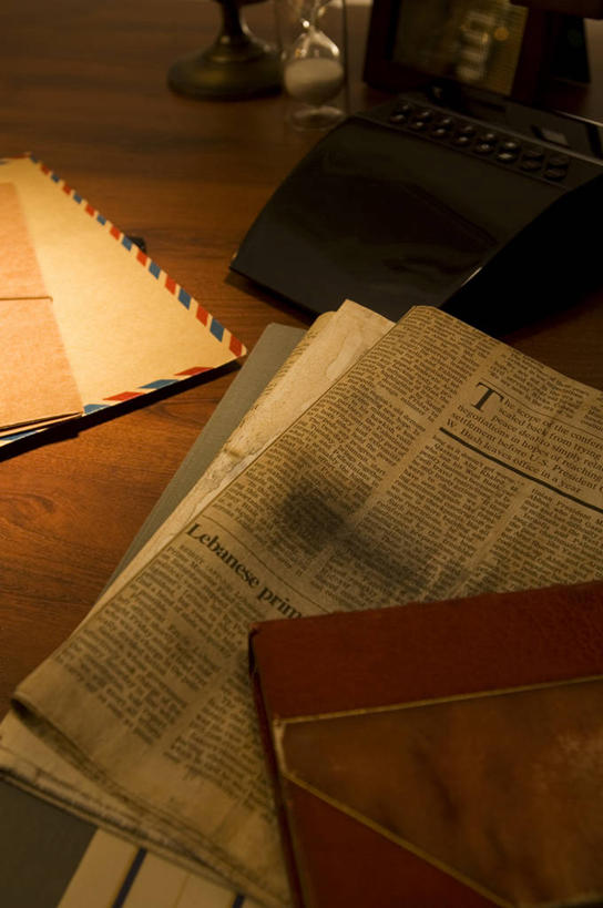 无人,竖图,俯视,室内,特写,白天,阅读,桌子,静物,报纸,学习,阴影,传递,光线,信息,影子,邮件,灯光,联系,书桌,课桌,联络,浏览,邮递,通信,信件,新闻,邮政,彩图,高角度拍摄,报刊