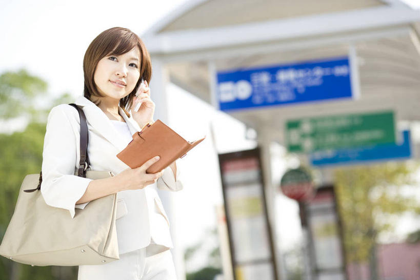 东方人,一个人,商务人士,商务女性,站,笑,微笑,横图,室外,白天,仰视,植物,指示牌,车站,书籍,亚洲,仅一个年轻女性,仅一个女性,仅一个人,握,套装,朦胧,模糊,包,标志,皮包,文字,站台,拿,拿着,注视,黄种人,标识,月台,树,树木,绿色,自然,书本,观察,看,站着,握着,生长,成长,观看,单肩包,察看,关注,商务装,工薪阶层,年轻女性,女人,女性,亚洲人,白领,上班族,书,图书,站立,半身,彩图,低角度拍摄,公共汽车站,汽车车站,汽车站
