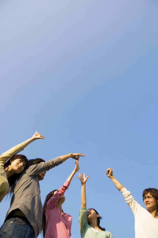 东方人,伙伴,朋友,站,举,笑,微笑,露齿笑,竖图,室外,白天,仰视,游戏,友谊,亚洲,五个人,阴影,服装,光线,影子,许多人,玩,注视,休闲装,黄种人,娱乐,衣服,蓝色,蓝天,天空,阳光,天,观察,看,托,站着,一群人,休闲,休闲服,服饰,晴朗,观看,活动,猜拳,察看,发泄,关注,消遣,智力,万里无云,宣泄,友情,男人,男性,年轻男性,年轻女性,女人,女性,亚洲人,晴空,晴空万里,举起,举手,举着,玩耍,嬉戏,向上举,向上伸,向上托,站立,半身,彩图,低角度拍摄,石头剪刀布,石头剪子布