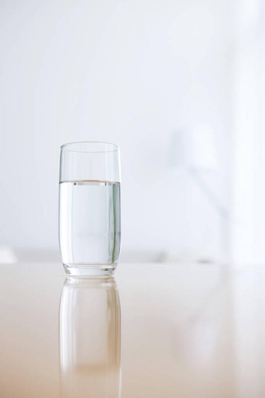 无人,竖图,室内,特写,白天,正面,水,桌面,桌子,杯子,阴影,反射,木制,液体,影子,木桌,一杯,饮用水,玻璃制品,一个,木制品,水杯,矿泉水,单个,蒸馏水,玻璃杯,彩图,木桌子