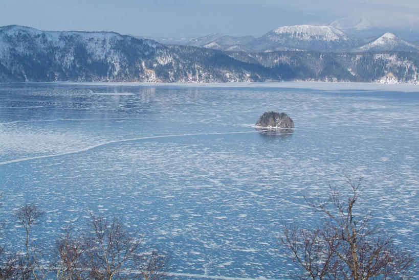 无人,横图,室外,白天,正面,旅游,度假,湖,湖泊,石头,美景,山,水,雪,雪山,植物,大雪,北海道,日本,亚洲,阴影,光线,石子,影子,冰,湖面,积雪,景观,山顶,山峰,水流,水面,雪景,云,云朵,冬季,冬天,山峦,云彩,娱乐,树,树木,蓝色,绿色,白云,蓝天,天空,阳光,自然,浮冰,湖水,天,享受,休闲,景色,放松,寒冷,生长,晴朗,成长,冰冷,自然风光,东亚,沉积岩,日本国,北海道地方,北海道岛,严寒,冰凉,酷寒,凛冽,凛凛,极冷,流冰,浮冰块,川上郡,钏路支厅,弟子屈町,摩周湖,颠峰,极峰,水成岩,石块,岩石,晴空,彩图,道东