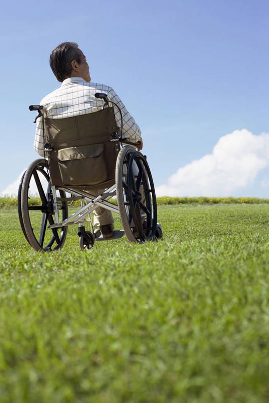 东方人,一个人,病人,坐,竖图,室外,白天,草地,草坪,植物,亚洲,仅一个男性,仅一个人,阴影,服装,光线,工具,影子,云,云朵,云彩,扭头,休闲装,黄种人,草,背面,衣服,蓝色,绿色,白云,蓝天,天空,阳光,轮椅,天,复健,转头,仅一个老年男性,休闲,康复,休闲服,器械,服饰,晴朗,医疗设备,病患,医疗器械,残疾,残疾人,医疗工具,伤残,辅助设备,残障,弱势群体,老年男性,男人,男性,亚洲人,患者,就医者,晴空,坐着,彩图,全身