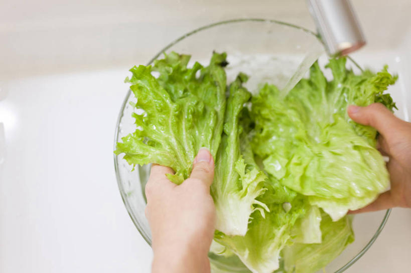 东方人,手,一个人,横图,俯视,室内,特写,白天,烹饪,西餐,厨房,蔬菜,叶子,玻璃,亚洲,双手,仅一个年轻女性,仅一个女性,仅一个人,握,新鲜,水槽,水龙头,莴苣,莴笋,调料,酱料,酱汁,蔬菜沙拉,佐料,沙拉,料理,食品,绿叶,调味品,拿,调味料,拿着,黄种人,色拉,水斗,酱,沙拉酱,沙律,菜肴,美食,开关,玻璃制品,食物,一个,容器,碗,打开,手部,嫩叶,西式,握着,佳肴,有机食品,绿色食品,单个,色拉酱,储藏,阀门,开启,储存,香笋,千金菜,水咀,年轻女性,女人,女性,亚洲人,叶,叶片,半身,彩图,高角度拍摄,灶间,贮存