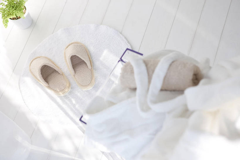 无人,横图,俯视,室内,特写,白天,浴袍,植物,卫生间,浴室,鞋子,纺织品,一双,服装,纺织物,盆栽,毯子,浴巾,盆景,纺织,衣服,绿色,白色,自然,垫子,毛巾,拖鞋,清洁,服饰,生长,成长,保暖,舒适,衣着,穿着,防滑垫,透气,防水,方便,衣饰,储水,耐磨,吸水,淋浴房,彩图,高角度拍摄,汤帷子,浴衣,冲凉房,沐浴间,沐浴室