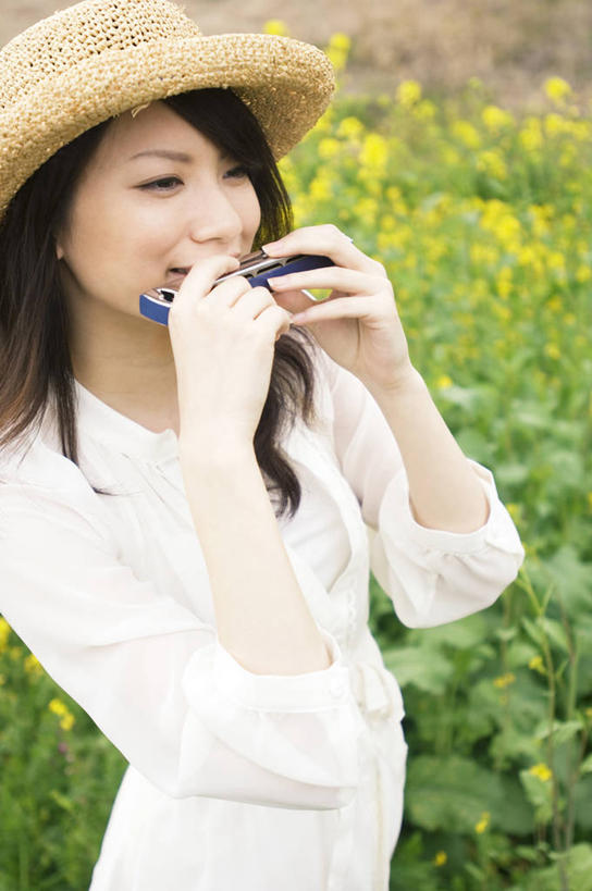 东方人,一个人,农田,站,笑,微笑,竖图,室外,白天,正面,庄稼,农作物,花海,花圃,植物,帽子,叶子,亚洲,仅一个年轻女性,仅一个女性,仅一个人,握,阴影,服装,朦胧,模糊,盛开,光线,草帽,影子,吹奏乐器,口琴,乐器,音乐,吹奏,拿,演奏,花蕾,拿着,注视,休闲装,黄种人,花,花瓣,花朵,花卉,鲜花,衣服,绿色,阳光,花丛,花束,花田,花苞,花蕊,油菜花,观察,看,站着,休闲,休闲服,握着,服饰,观看,察看,关注,年轻女性,女人,女性,亚洲人,站立,半身,彩图,耕地,庄稼田,油菜花田,芸苔,芸薹